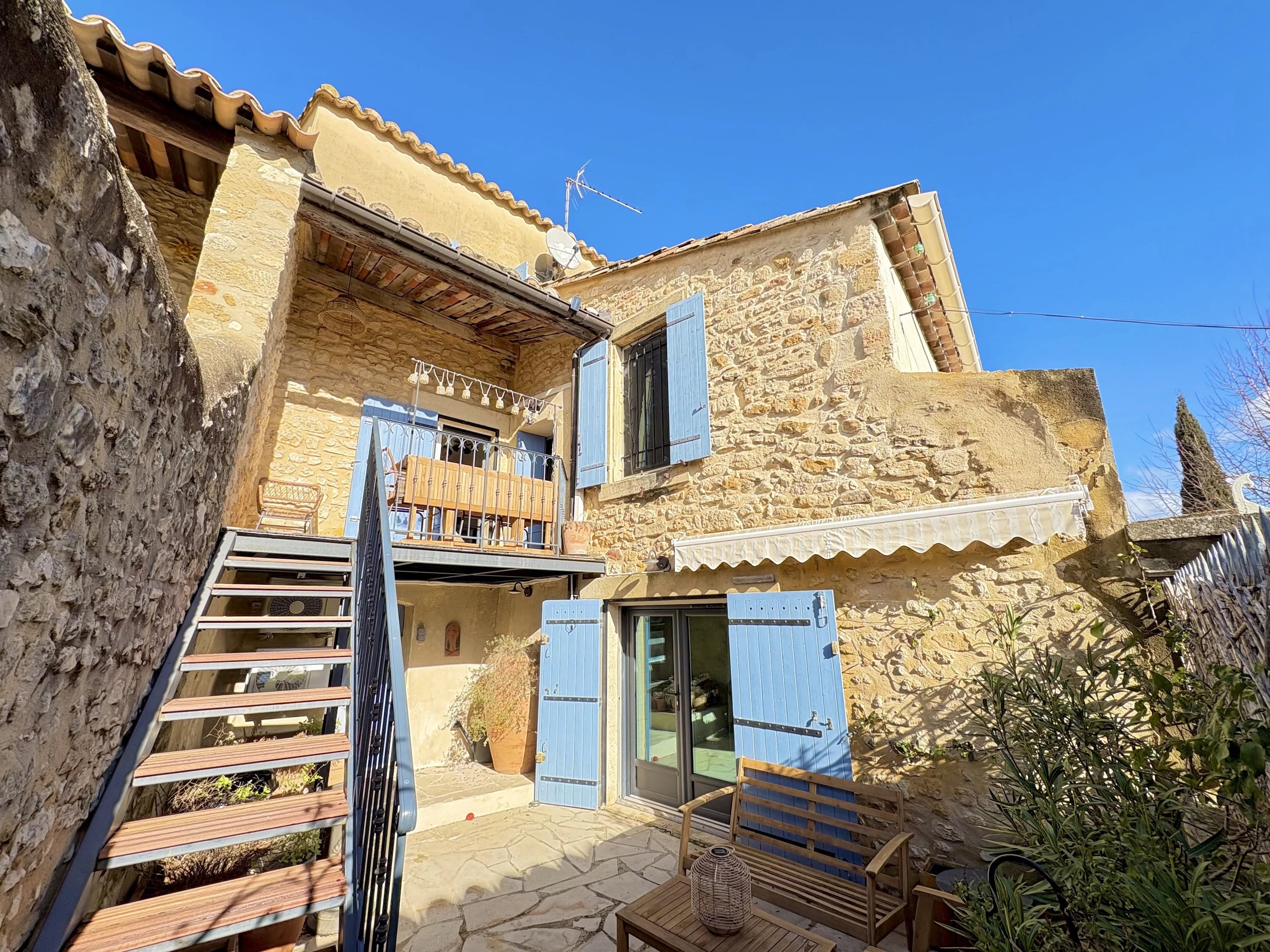 UZÈS - MAISON DE VILLAGE EN PIERRE DE 100²M - ENTIÈREMENT RÉNOVÉE