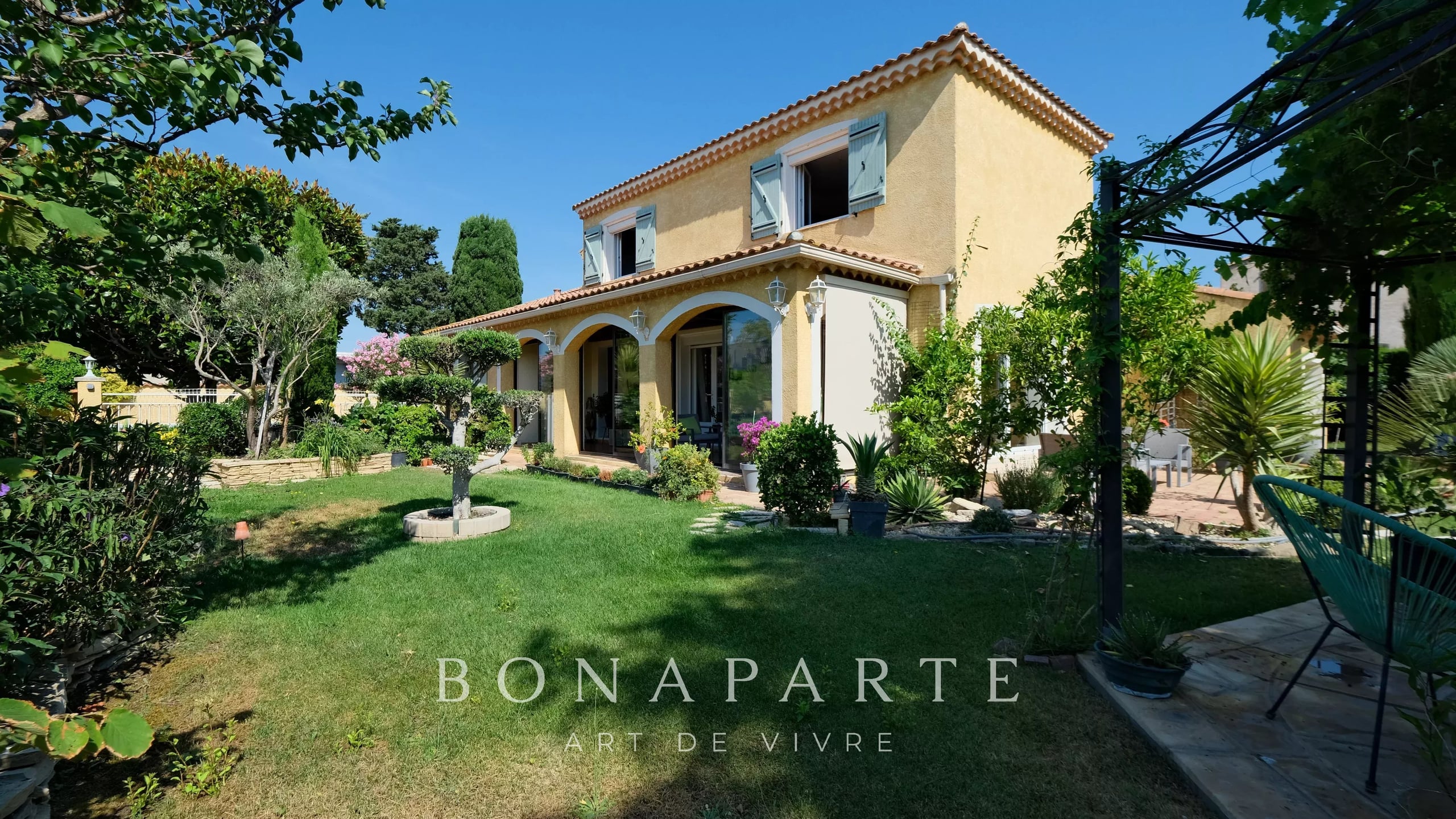 In Sauvian, a renovated family home with a pool and a large landscaped garden covering 1,000 m²