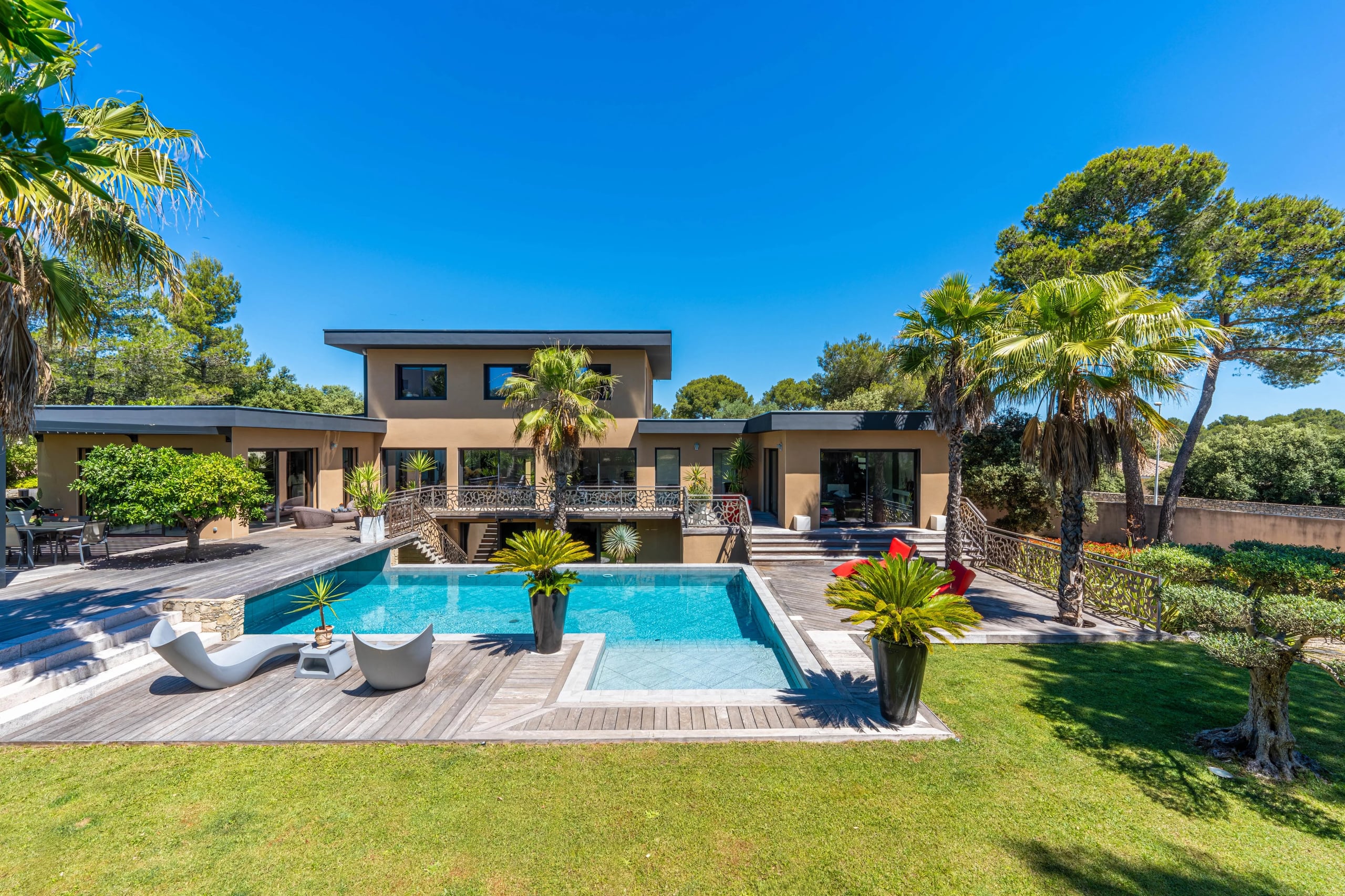 LA VILLA T5 OÙ LE SUD S’INSTALLE À DEMEURE.