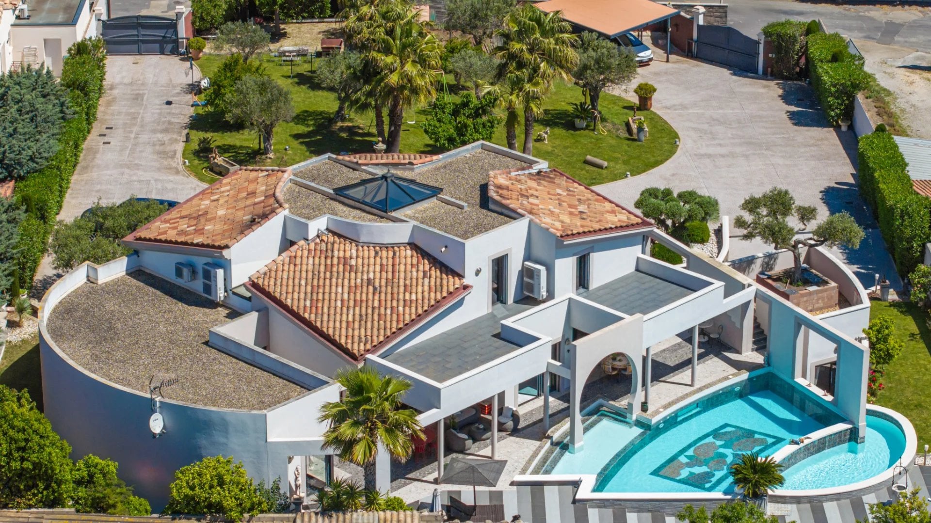 NÎMES - VILLA CONTEMPORAINE AVEC PISCINE ET GRAND GARAGE