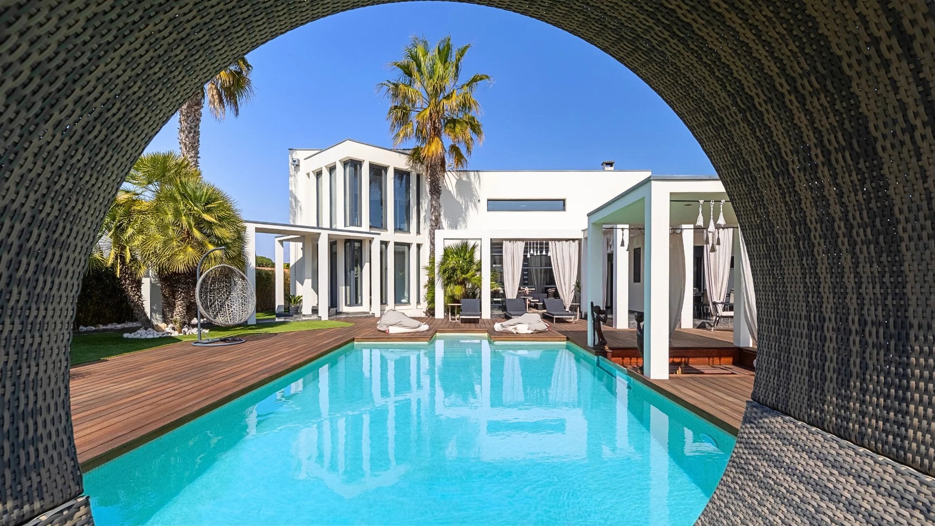 Villa d’exception à 500 m de la mer – design, intimité et prestations haut de gamme