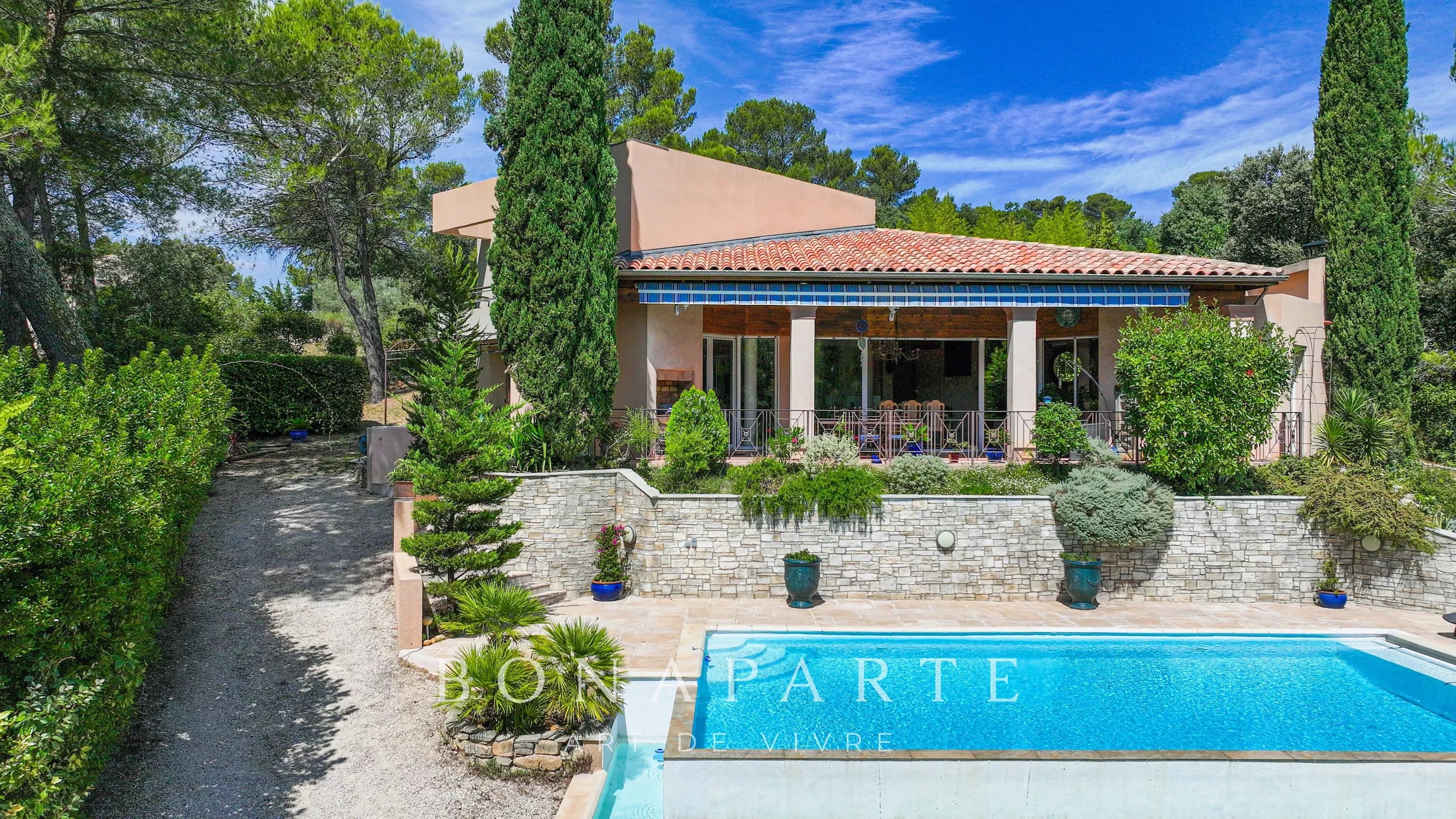 Maison contemporaine – Un havre de paix en lisière de garrigue